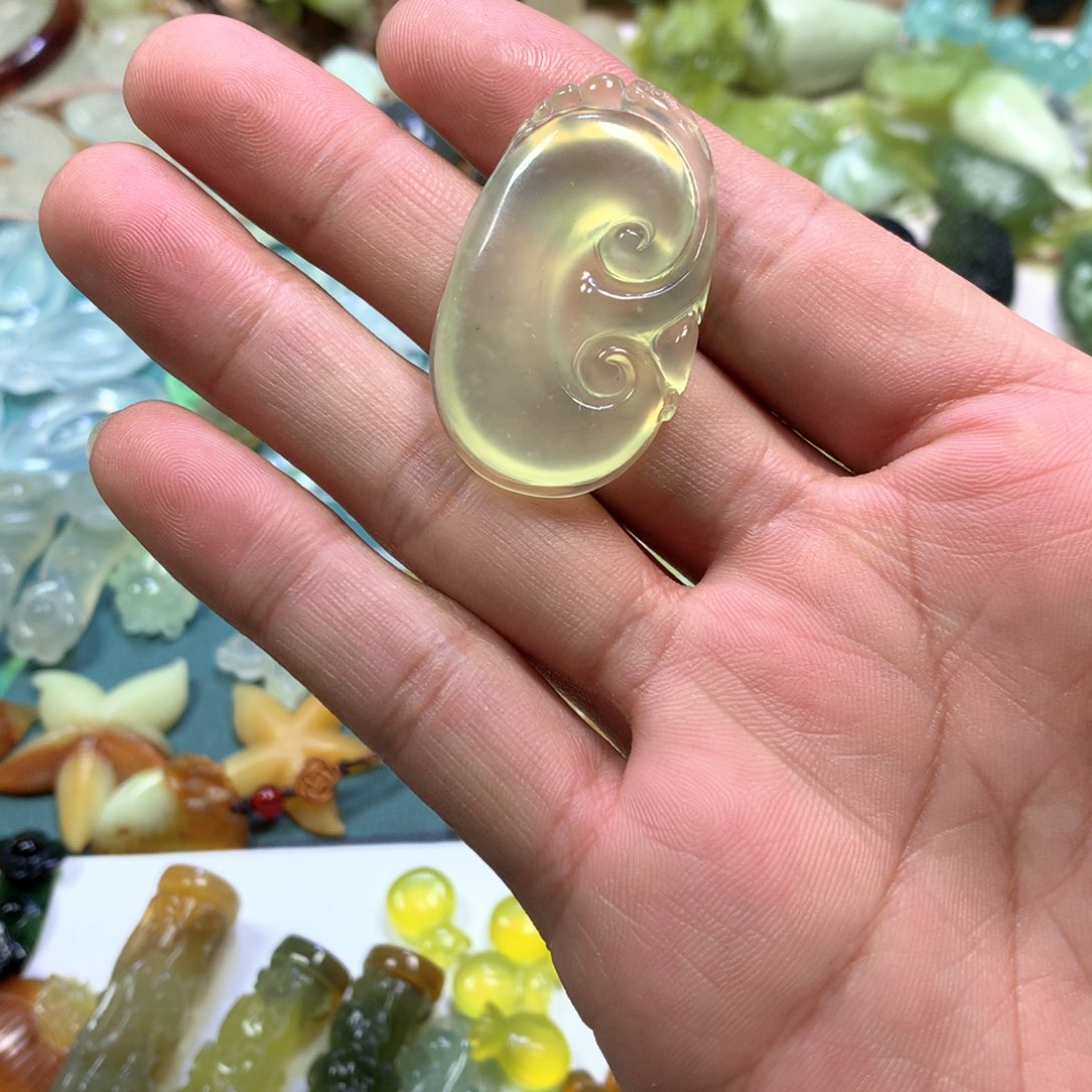 岫玉颈饰未镶嵌如意