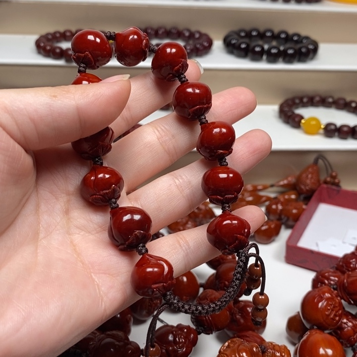 阿***臣橄榄核雕刻工艺的发展