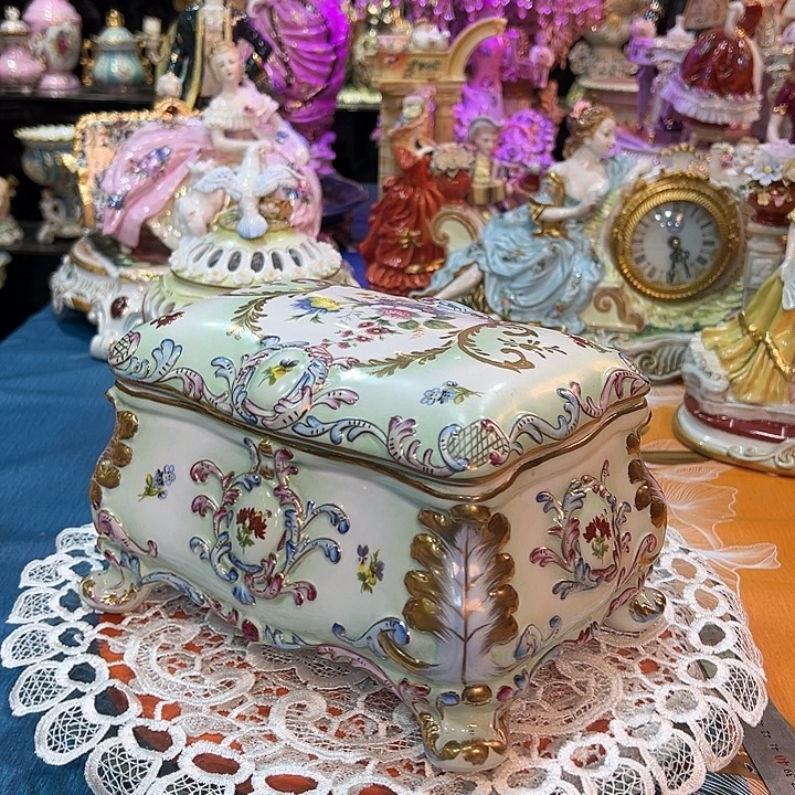 陶瓷浮雕描金盖盒 长宽高：23×16×15厘米左右 本场福利