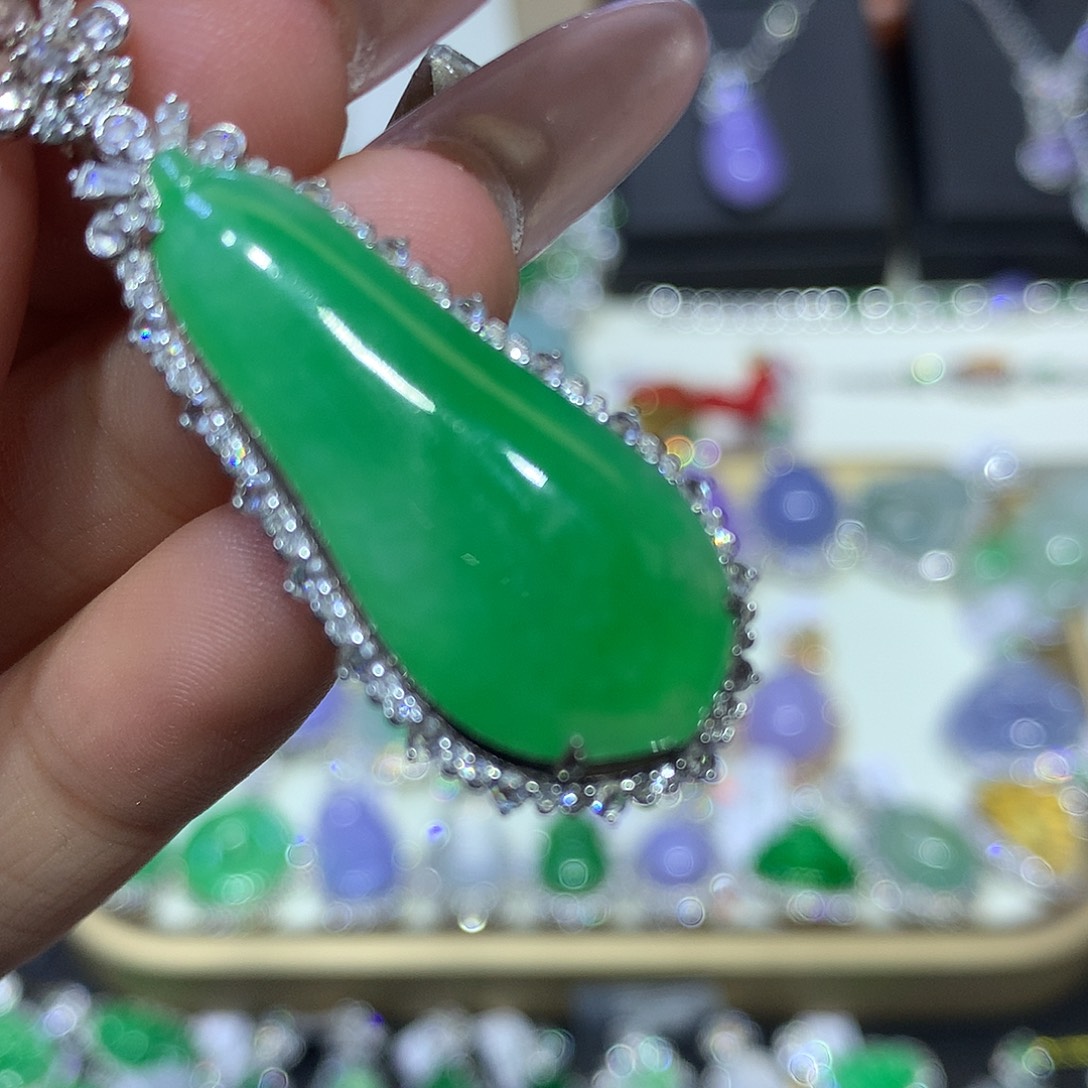 翡翠18K金镶嵌颈饰