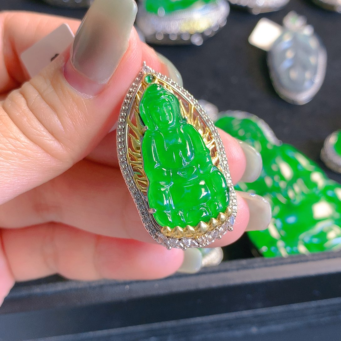 翡翠颈饰未镶嵌翡翠