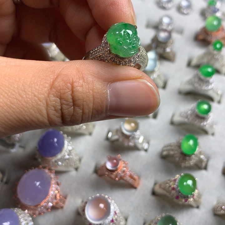 翡翠未镶嵌戒指貔貅，铜托，卖裸石，需要二次镶嵌