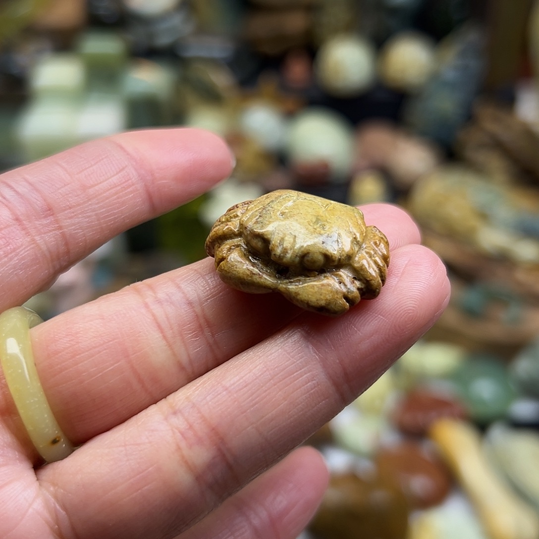 岫岩河磨玉（透闪石质玉）未镶嵌颈饰河磨玉螃蟹小