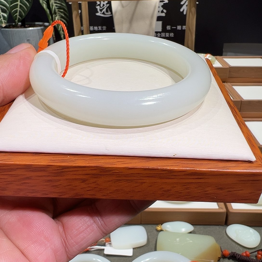 和田玉手镯未镶嵌菡**心