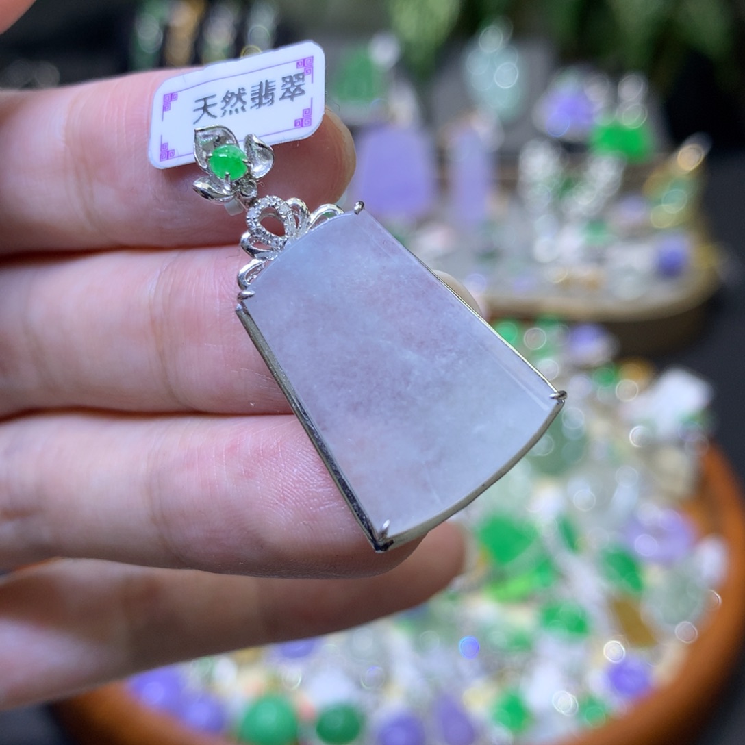 颈饰18K金镶嵌翡翠