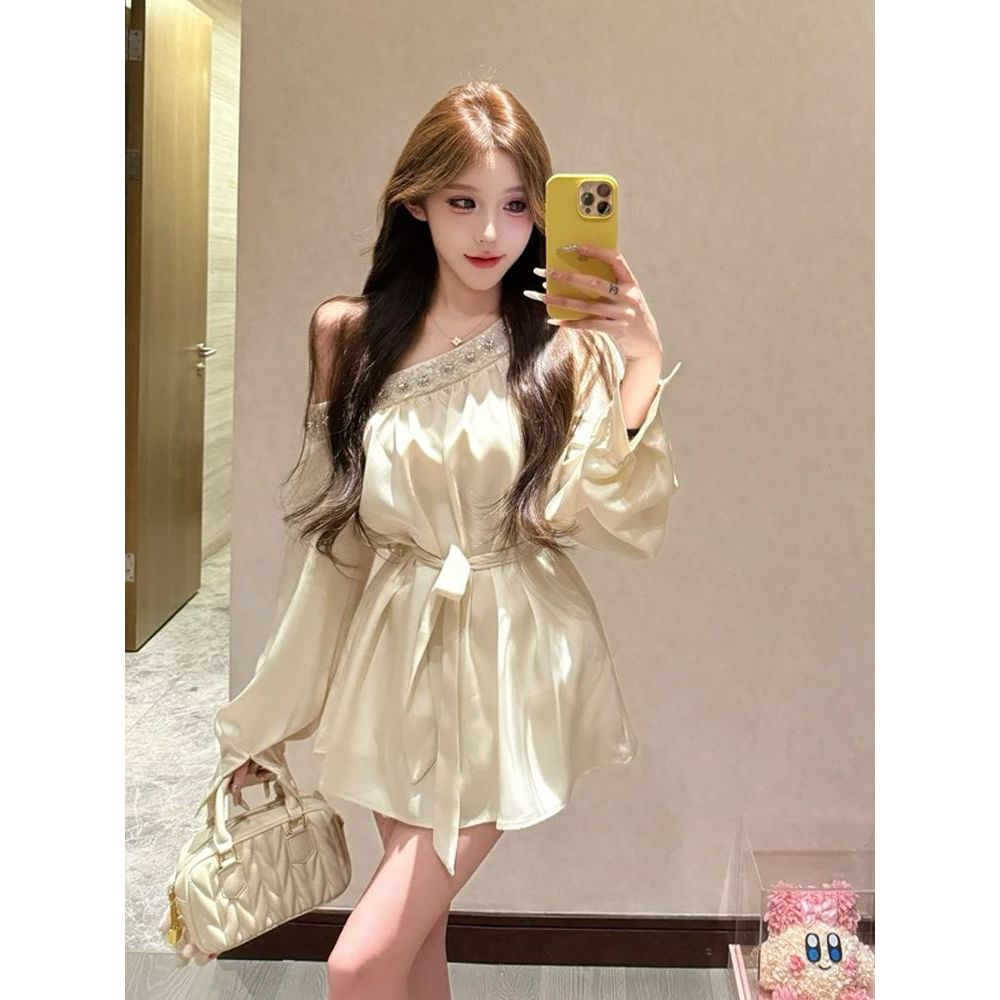 珍妮小姐 镶钻重工气质斜肩缎面收腰显瘦气质上衣+短裤套装秋季