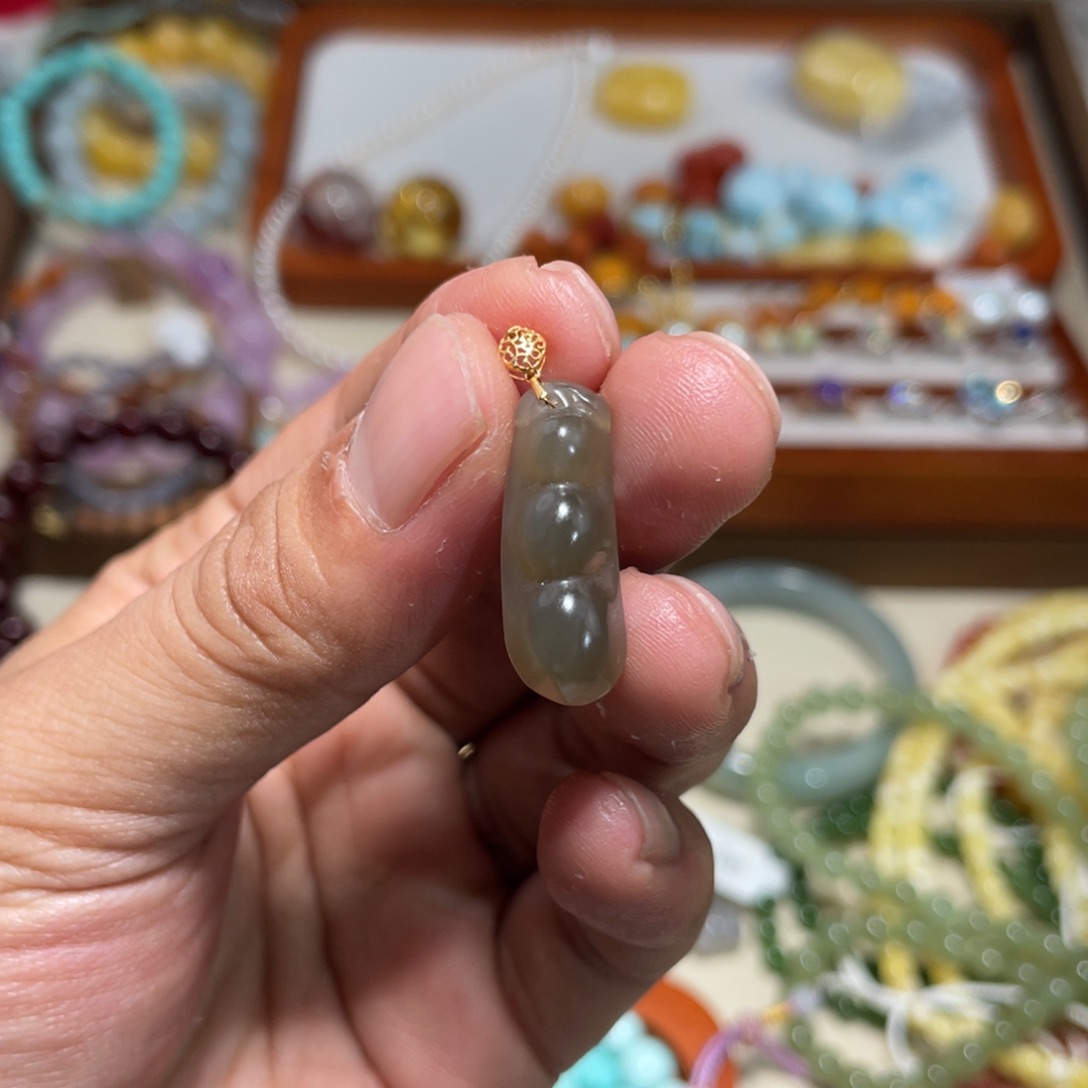 和田玉吊坠(不含链)18K金镶嵌豆子