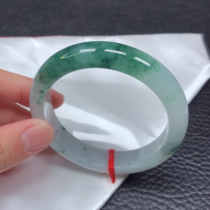 翡翠手镯未镶嵌。