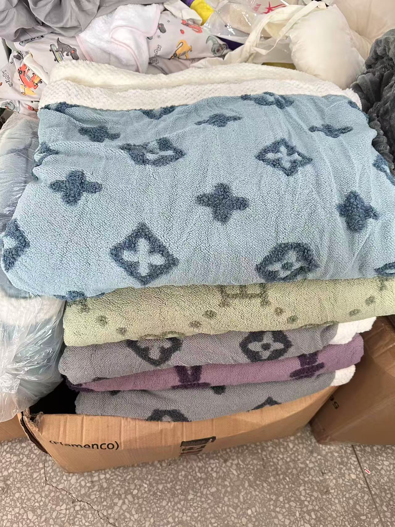 《兵哥外贸》3楼200×230杂款云朵绒提花毯 发一条 不挑色