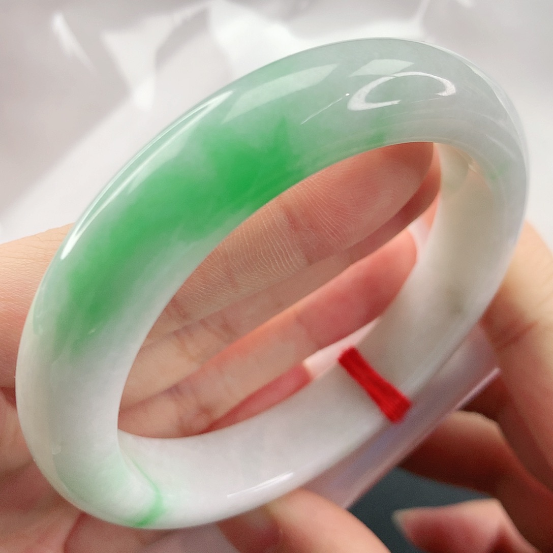 翡翠手镯未镶嵌，528