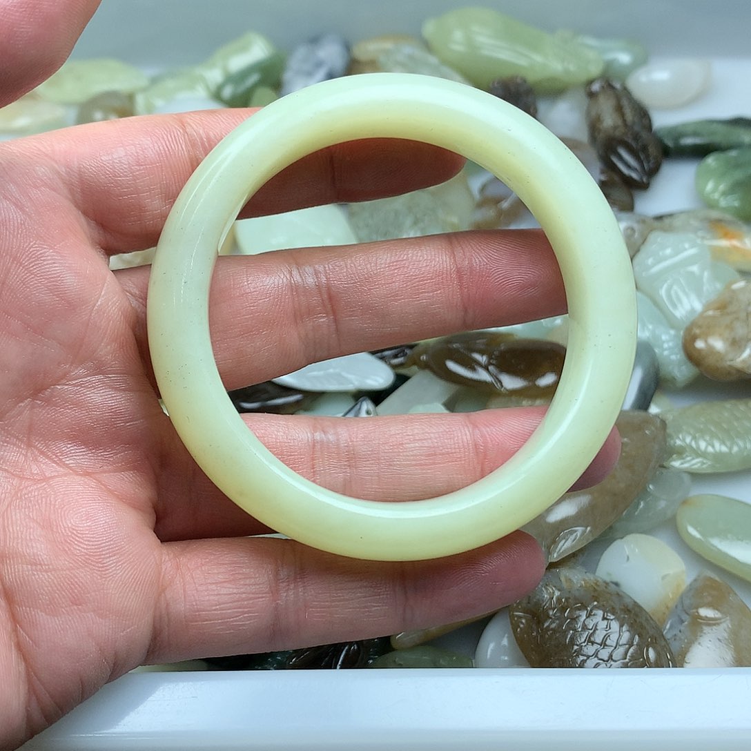 和田玉手镯未镶嵌巧**?58.4