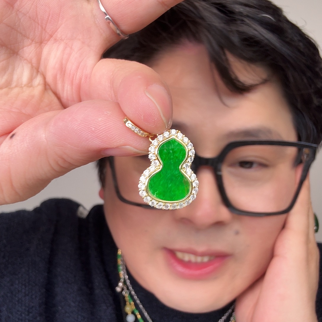 翡翠未镶嵌颈饰一件