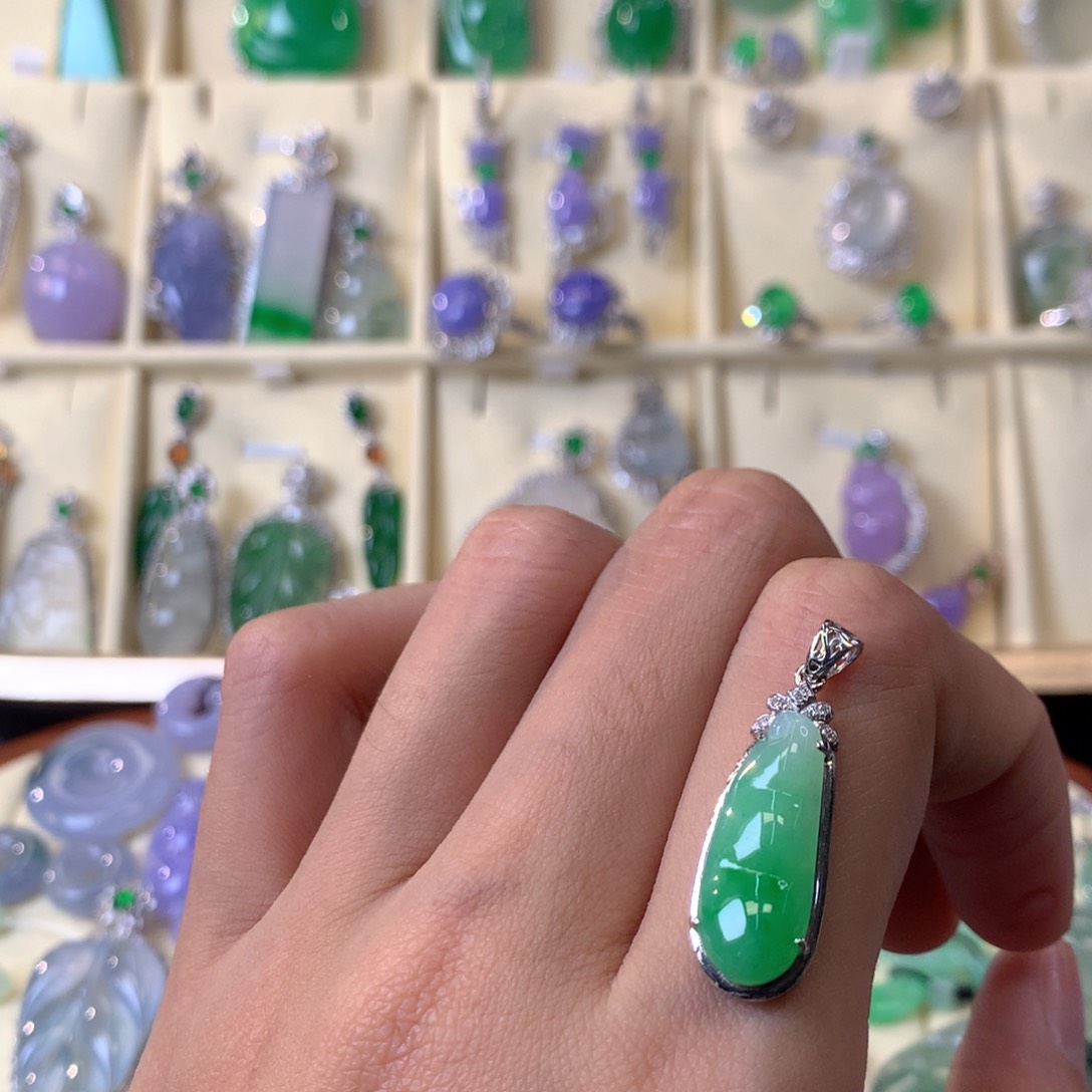 翡翠颈饰18K金镶嵌吊坠