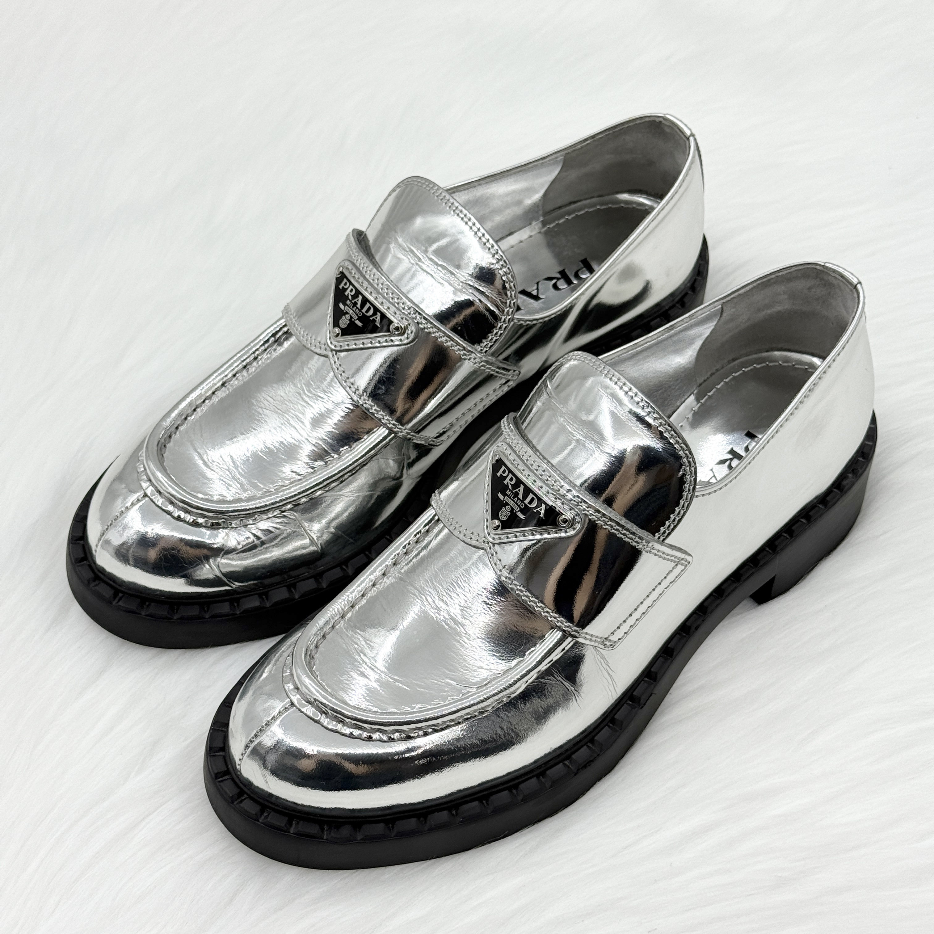 95新 Prada/普拉达 银色三角标厚底乐福鞋 39码 公价9k j1032