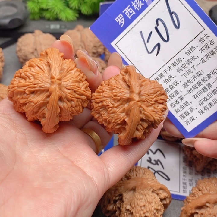 吊坠桃核车*.42白狮子506号牌