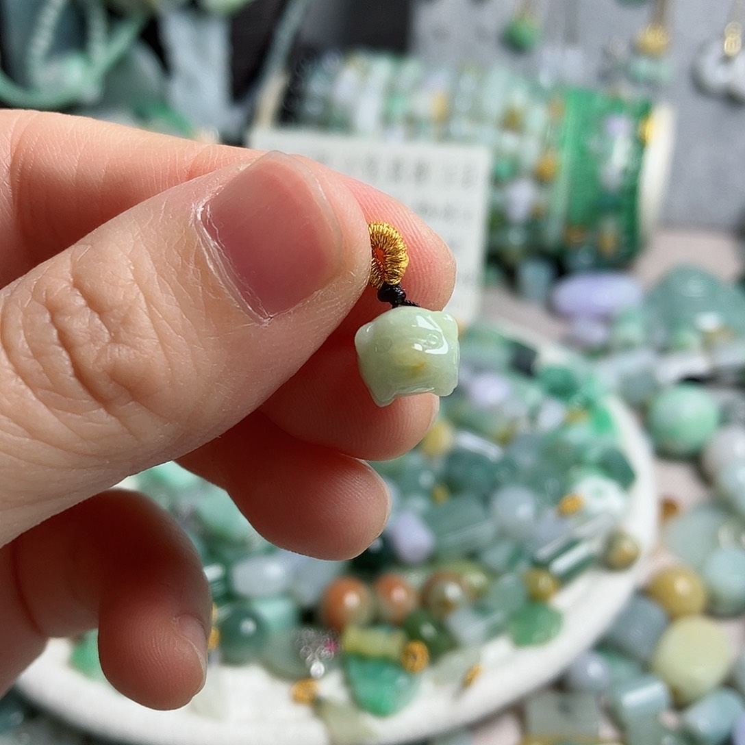 翡翠颈饰未镶嵌小胖猪滴流