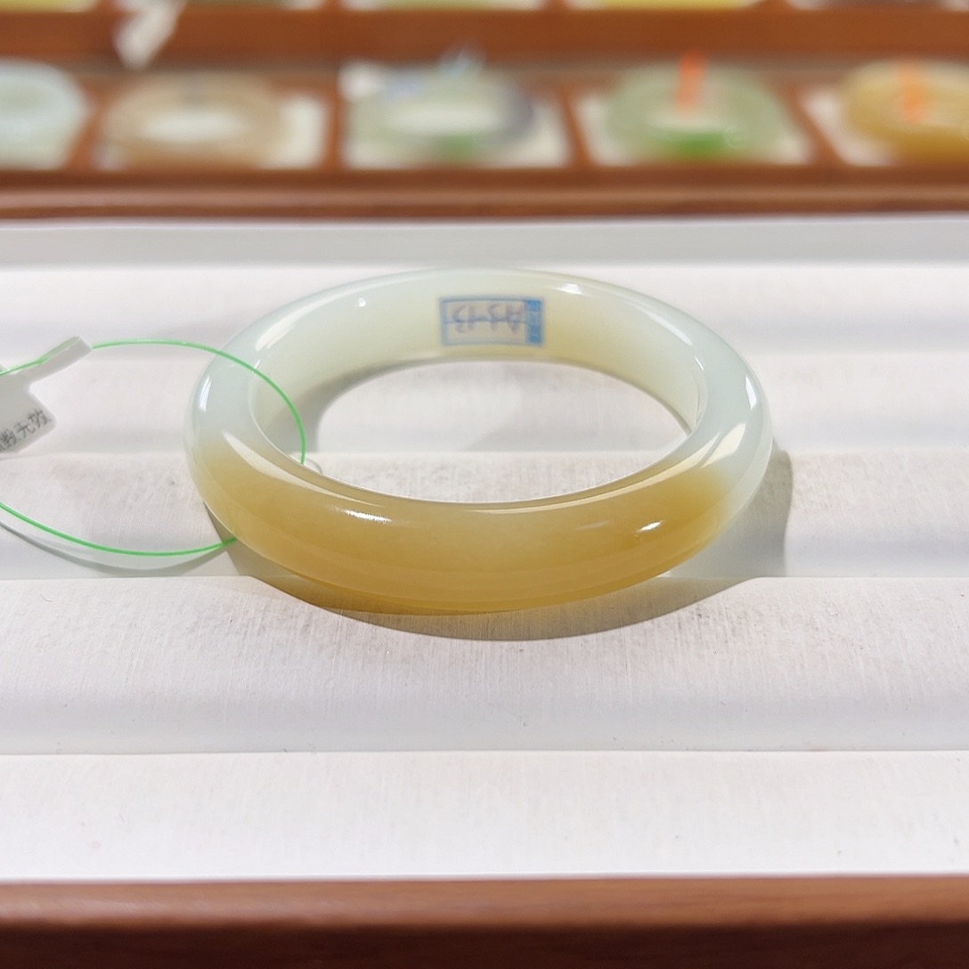 和田玉未镶嵌手镯梦****?