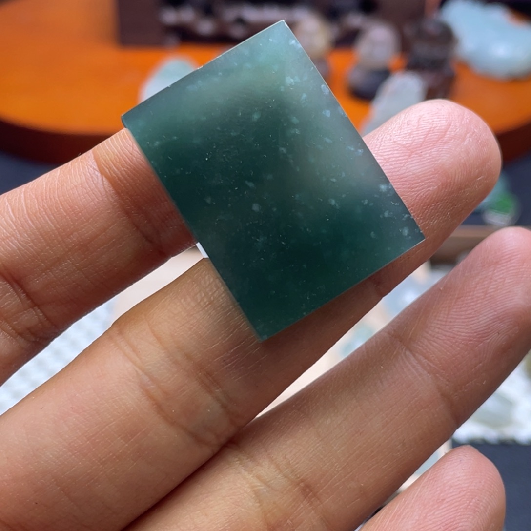 颈饰未镶嵌翡翠?**玖翡翠