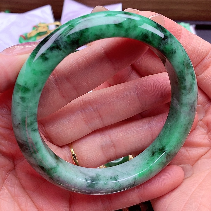 翡翠手镯未镶嵌翡翠