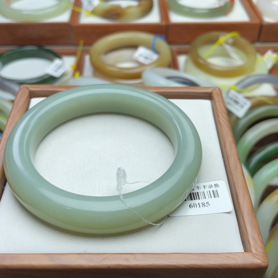 【闪购商品】和田玉手镯未镶嵌57