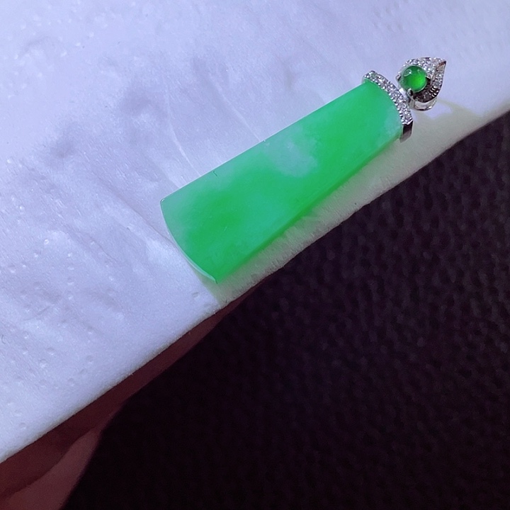 翡翠18K金镶嵌颈饰翡翠