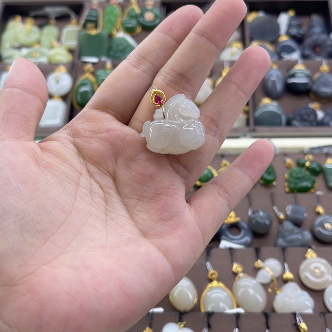 和田玉18K金镶嵌吊坠(赠链)