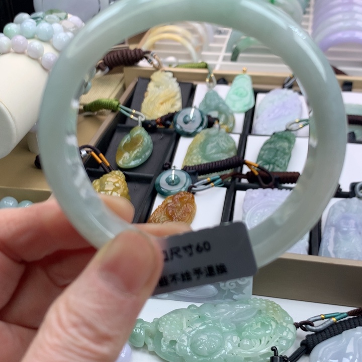 翡翠手镯未镶嵌吊坠