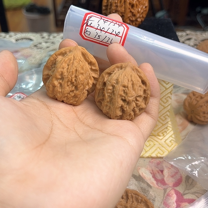文玩核桃把件梨木台
