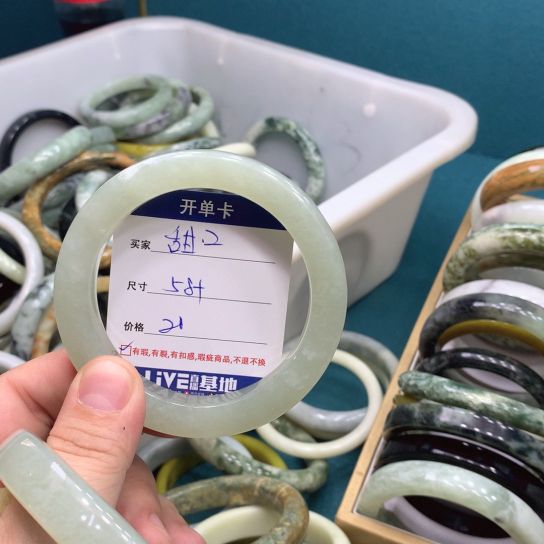 蛇纹石玉手镯未镶嵌甜**贝