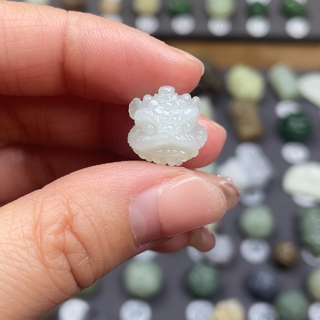 和田玉颈饰未镶嵌俄料青白小舞狮头