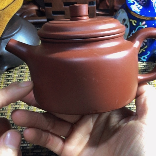 紫砂茶壶原矿泥料手工制作的紫砂壶。