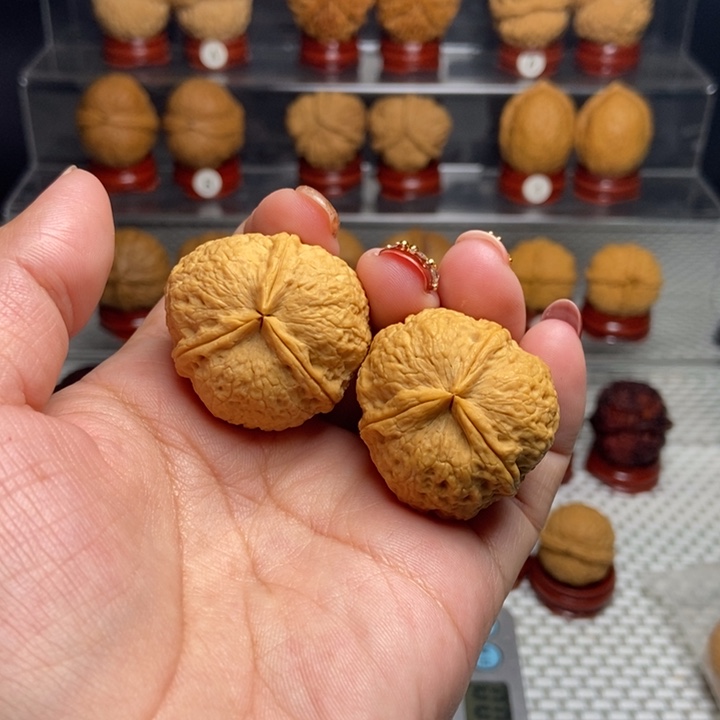 文玩核桃把件满天星三棱17
