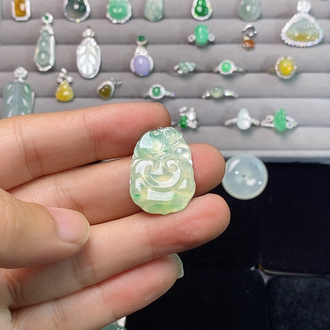 翡翠未镶嵌颈饰如意福猴