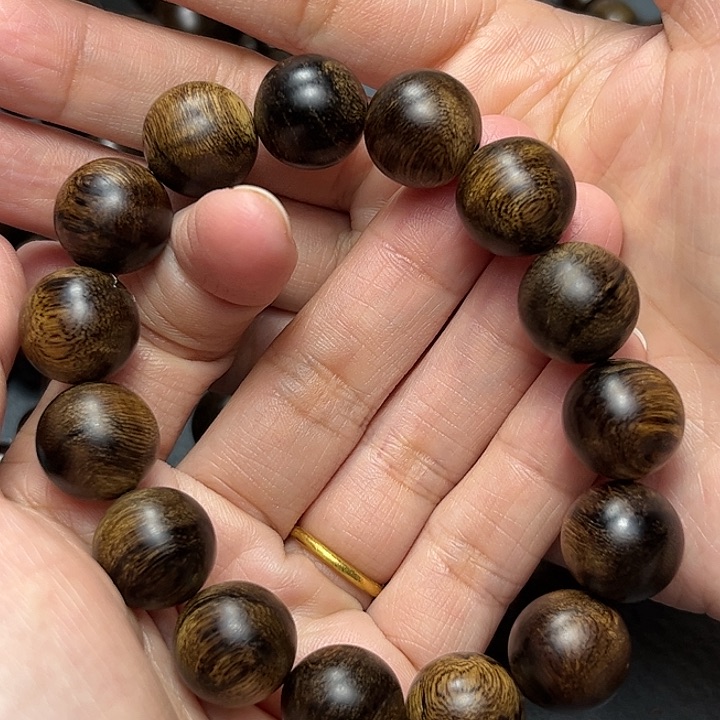 沉香手串白棋虎皮留疤