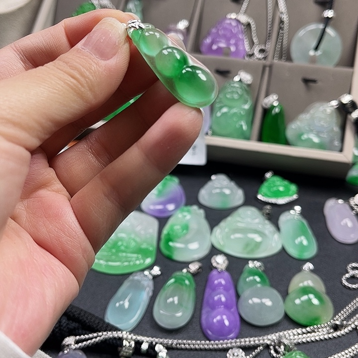 翡翠未镶嵌颈饰豆豆