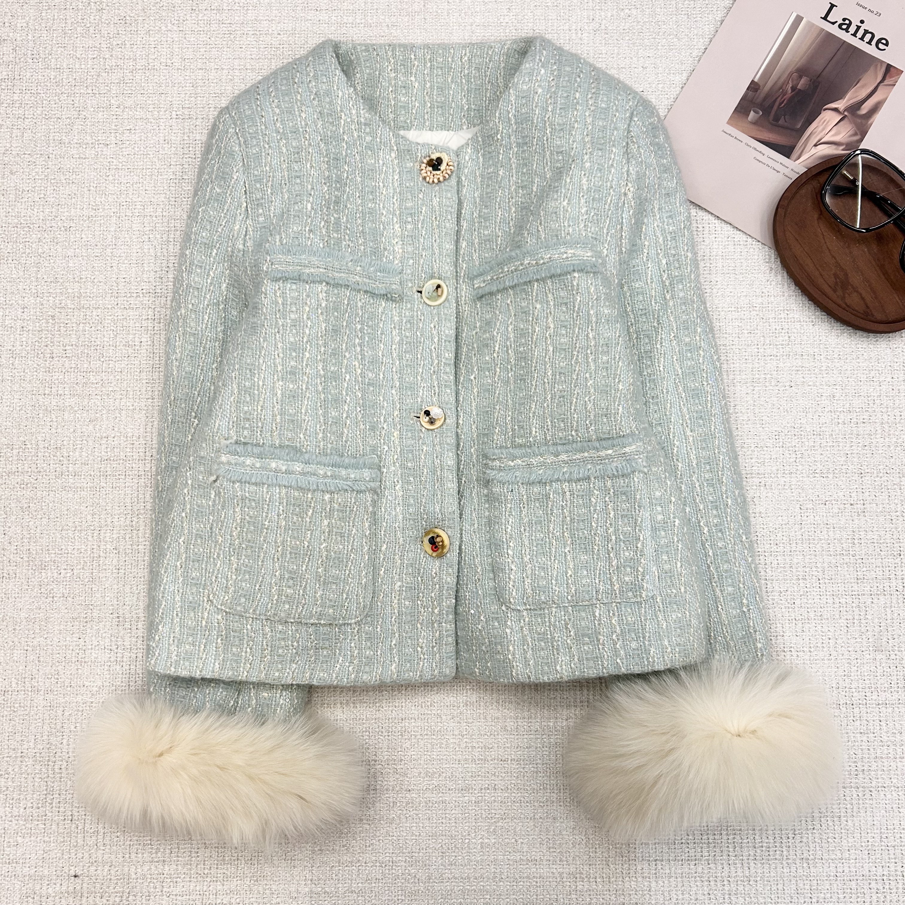 【叶子服饰】冬季新款精致扣子蓝色竖纹毛领羊毛小香风羽绒服25180