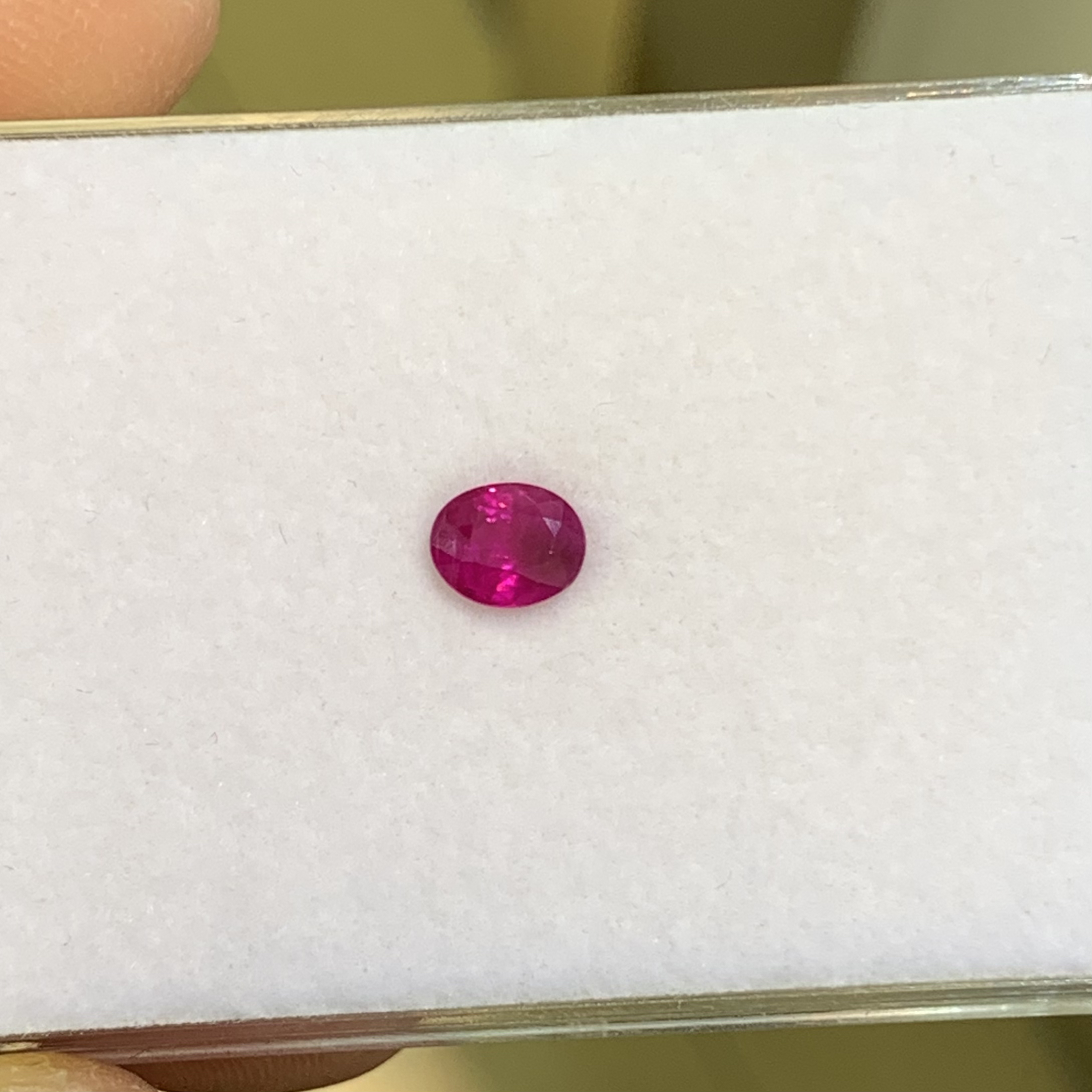 874670红宝石裸石，尺寸4.8*6*3.1mm，重量0.79ct