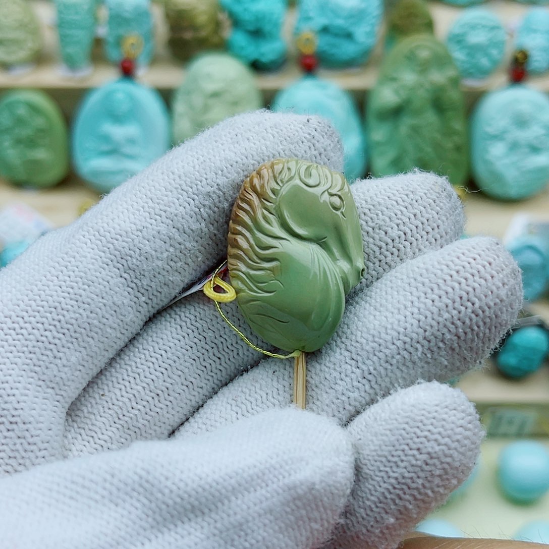 绿松石未镶嵌珠宝奇石