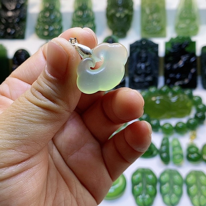 蛇纹石玉颈饰未镶嵌