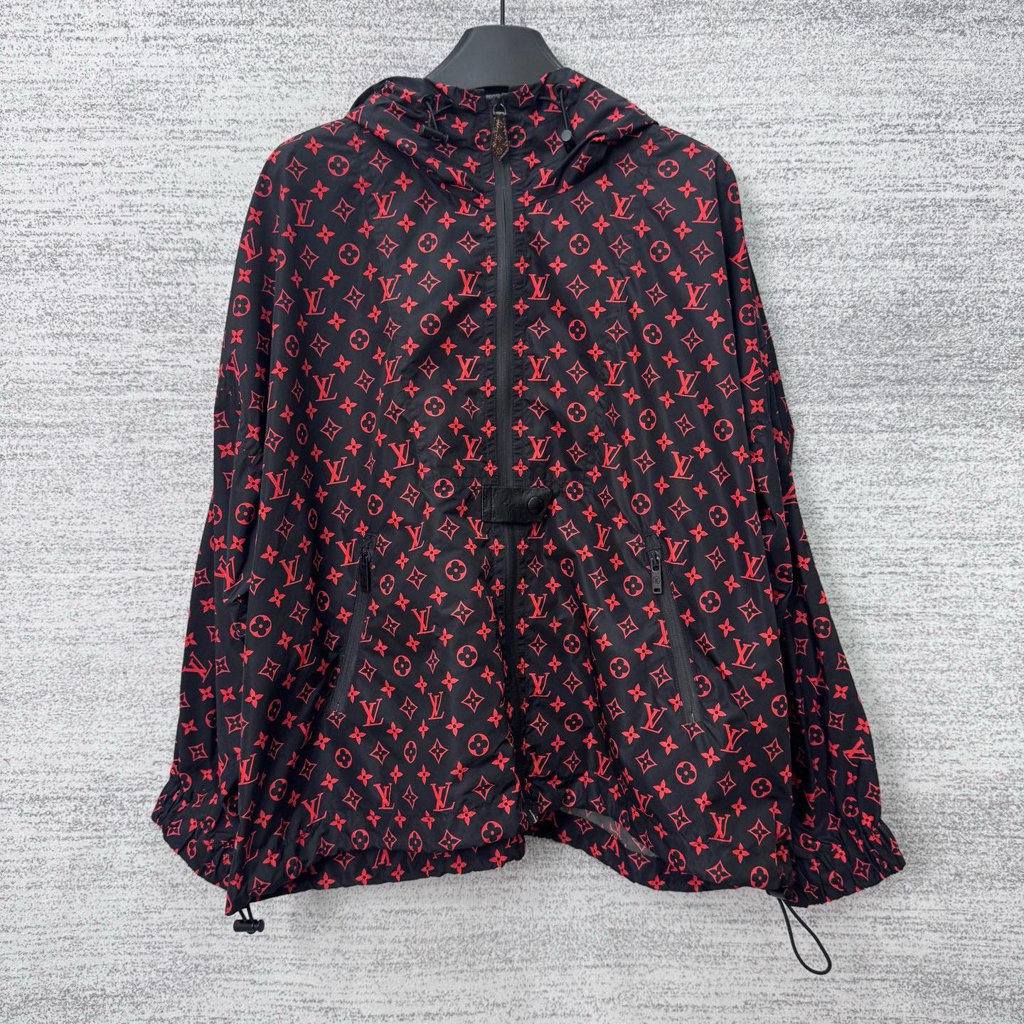 99新 LouisVuitton/路易威登 A100666/三花满印黑红冲锋衣/36码