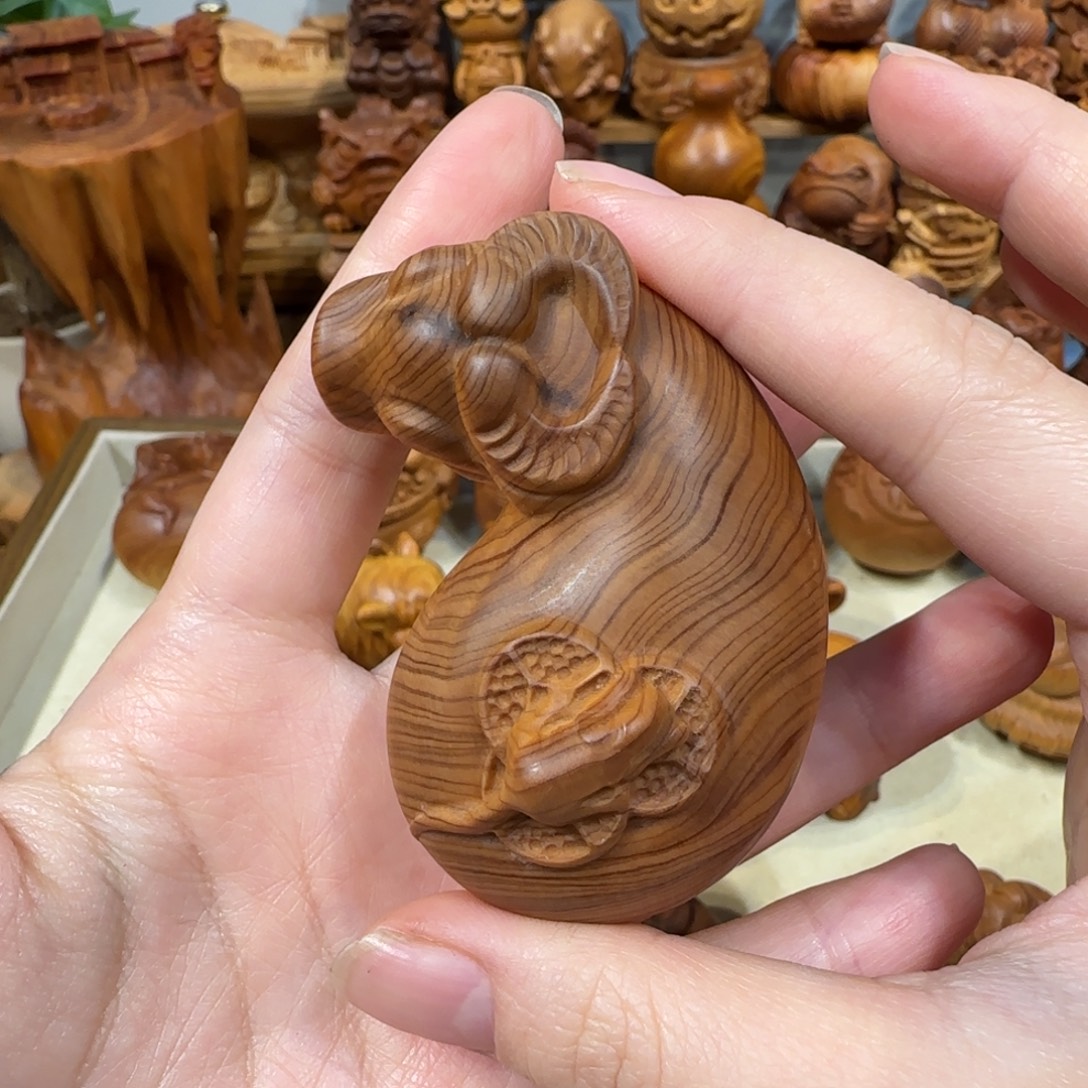 盘***湾有机玻璃崖柏手把件牛一个