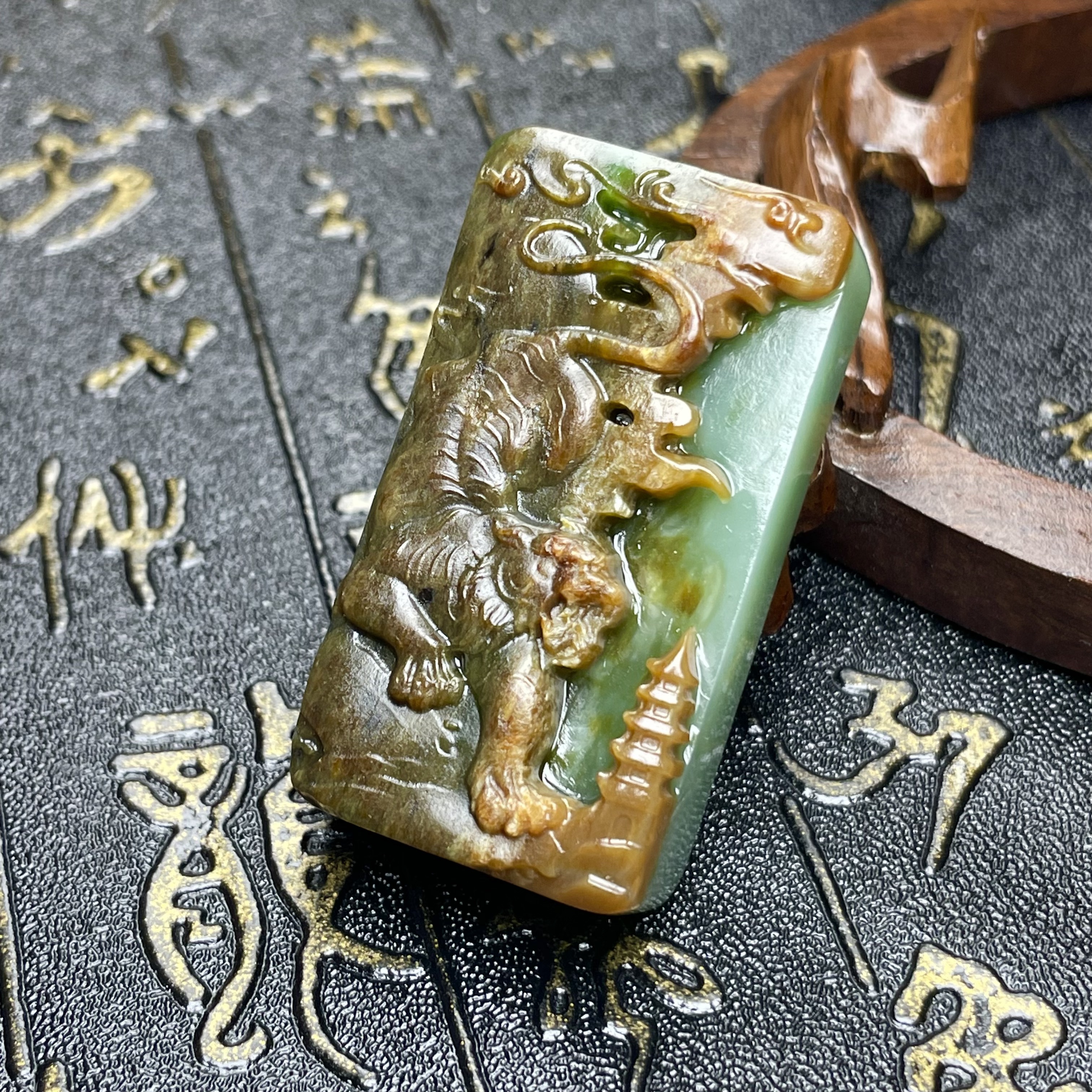 新疆和田玉碧玉挂件下山虎吊坠三色特色精品玉石