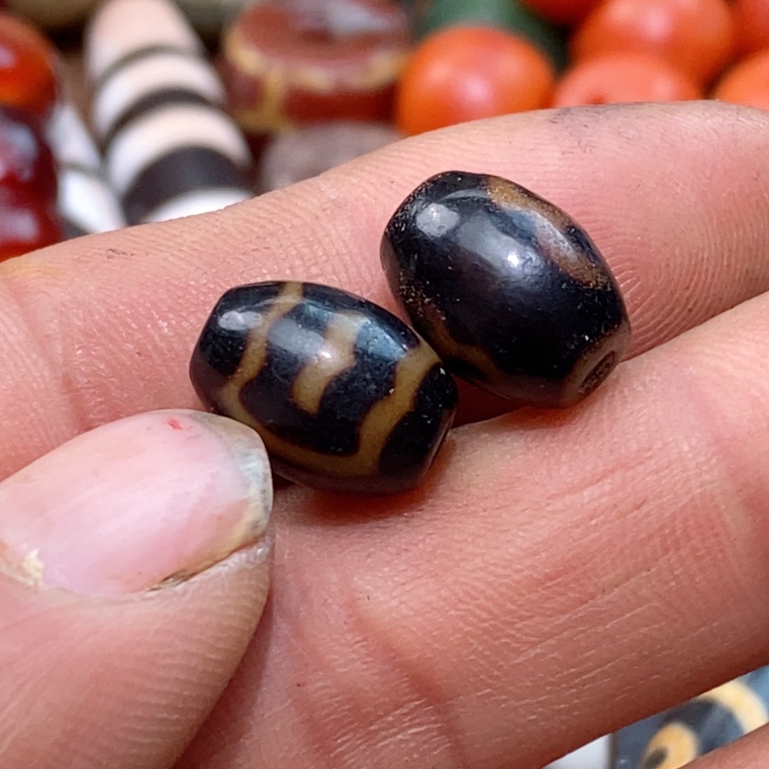 DIY琉璃珠子的颜色是蓝色的