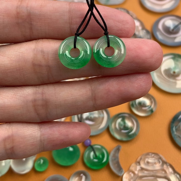 翡翠未镶嵌颈饰….