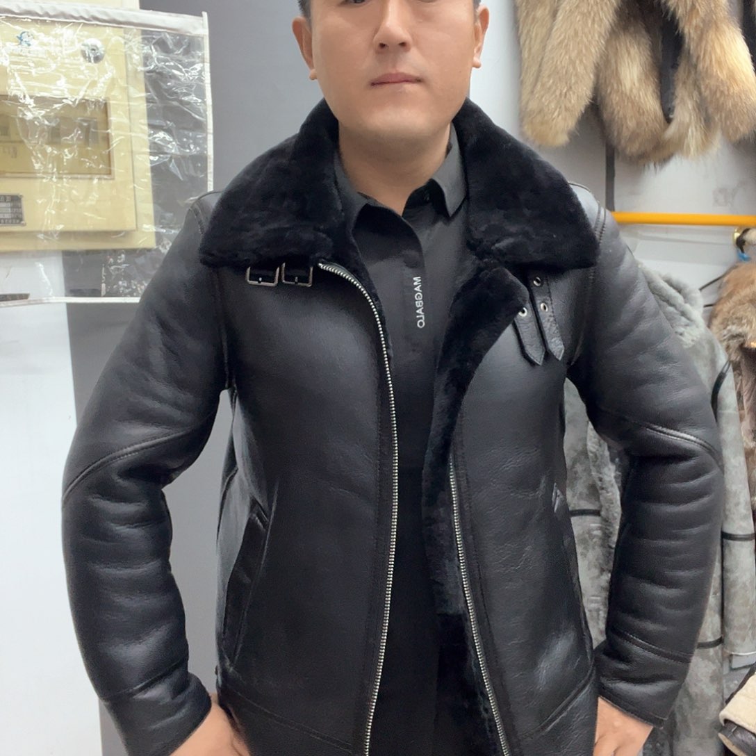 黑色翻领皮毛一体