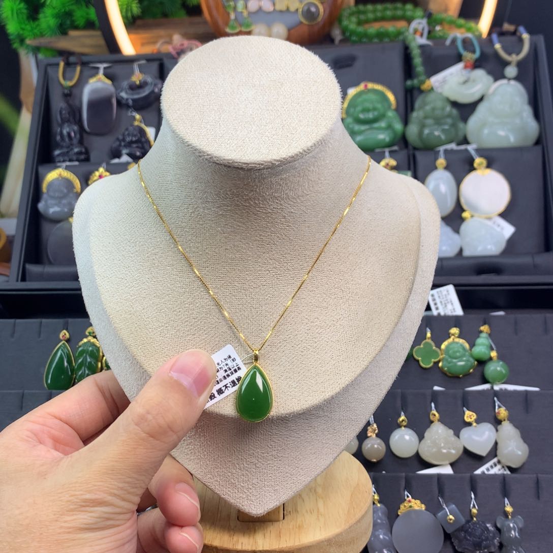 和田玉吊坠18K金镶嵌