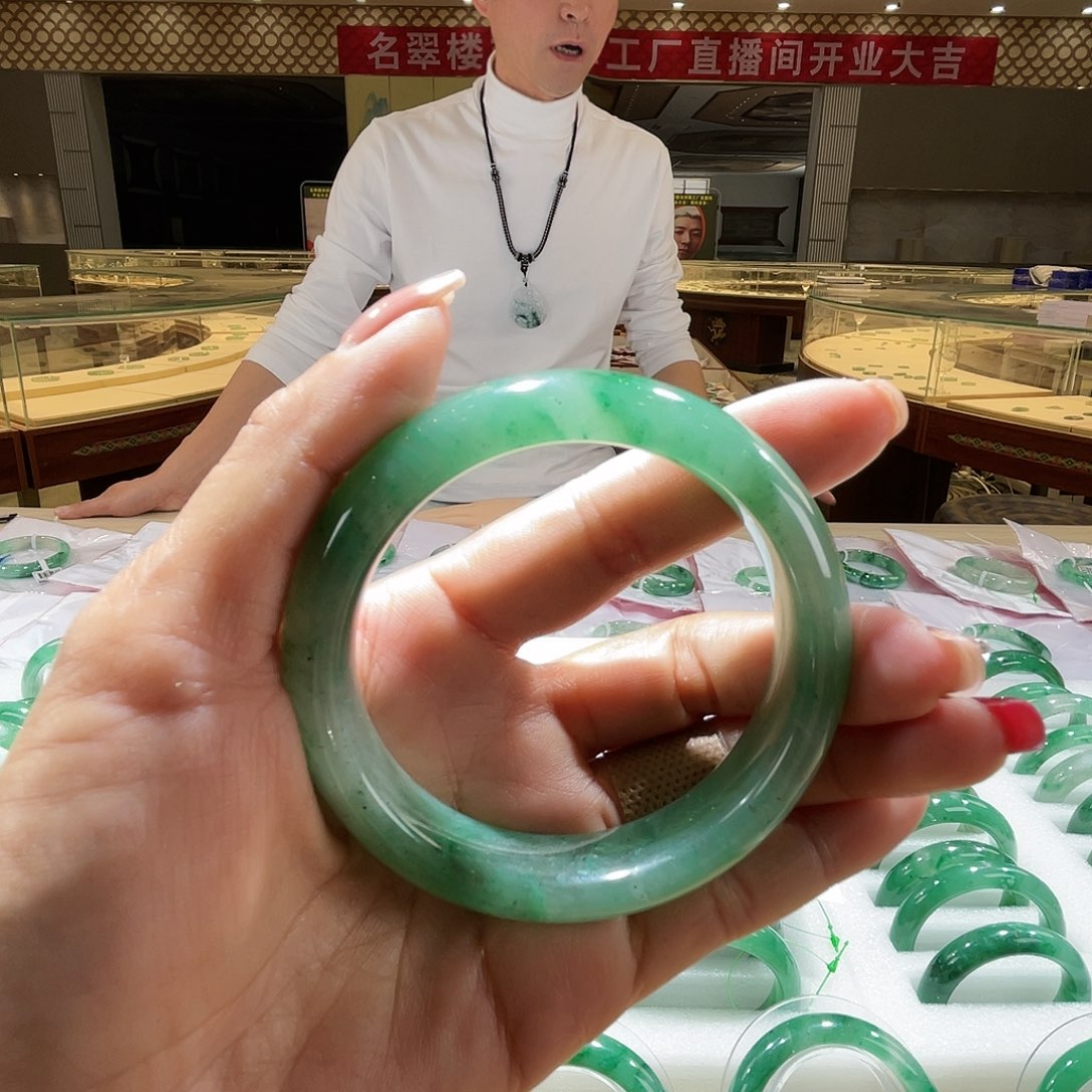 石英质玉颈饰未镶嵌一个