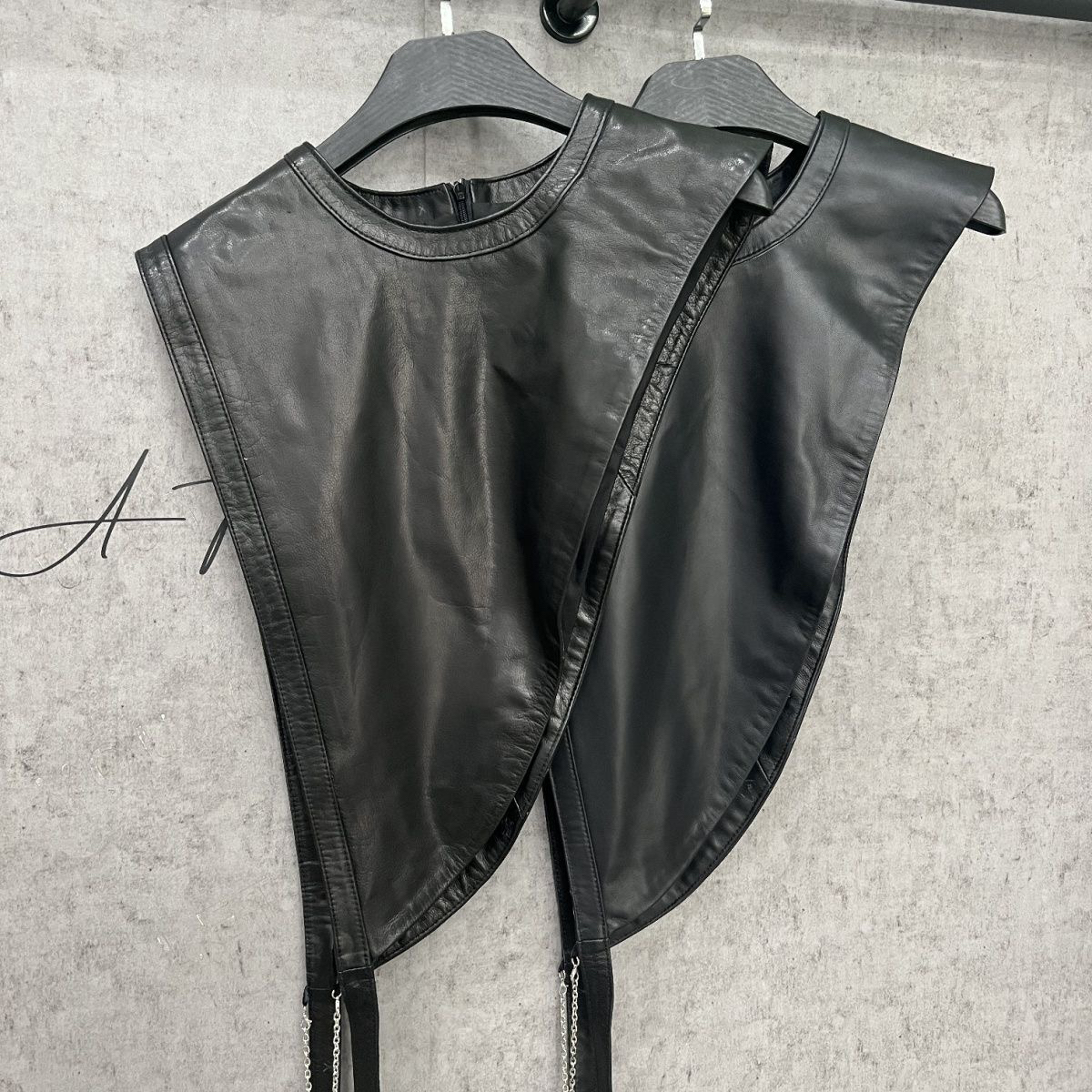 韩版新款小众设计感斜边三角绵羊皮真皮披肩马甲女叠穿洋气飘带