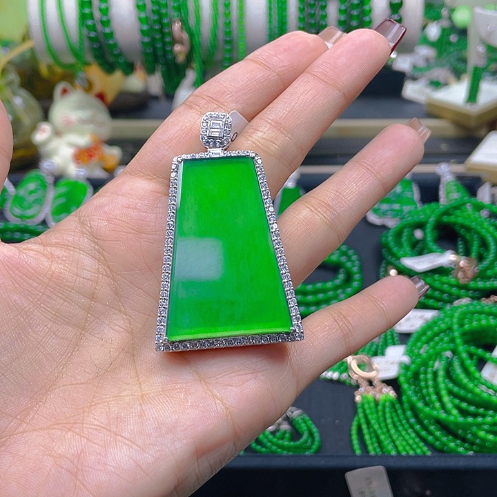 翡翠颈饰未镶嵌用****8一刀切大无事牌