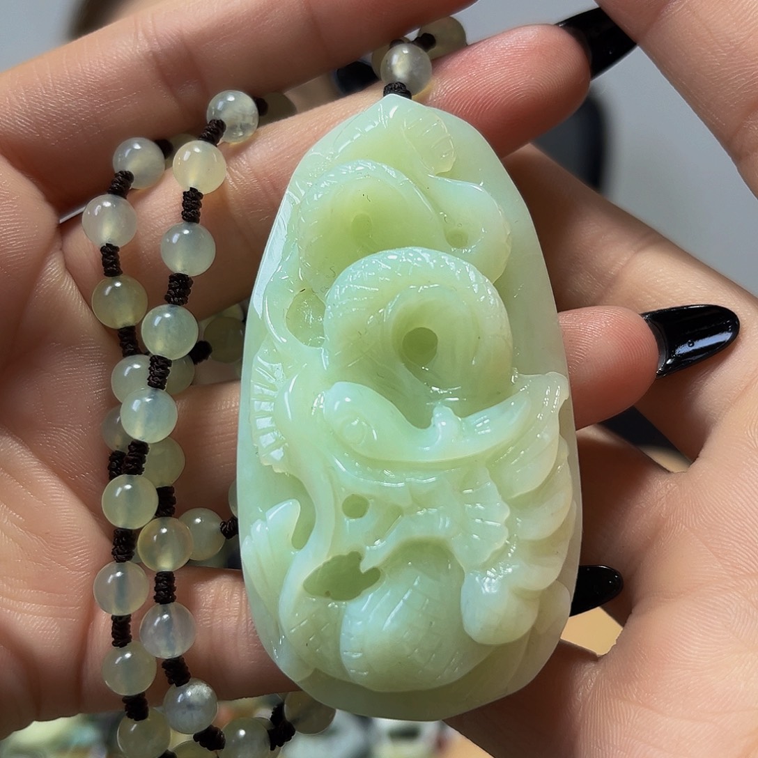 蛇纹石玉未镶嵌颈饰